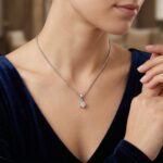 Wit gouden Christian hanger met diamant