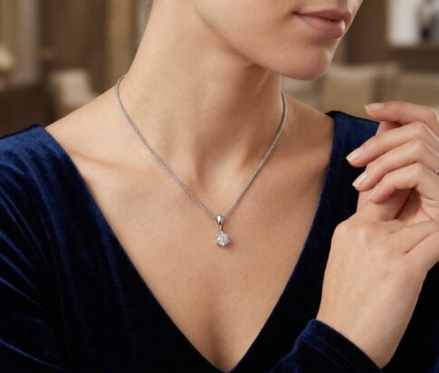 Wit gouden Christian hanger met diamant