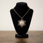 Gouden collier en zirkonia zonnehanger