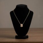 Gouden ketting met B zirkonia hanger