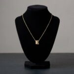 Gouden ketting met E hanger