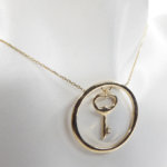 Gouden cirkel met sleutel hanger