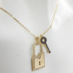 Gouden zirkonia sleutel met slot hanger