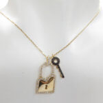 Gouden zirkonia sleutel met slot hanger