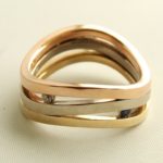 Gouden tricolor ring met diamant en saffier