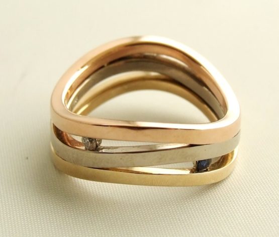 Gouden tricolor ring met diamant en saffier