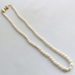 Parel collier met gouden strik slot