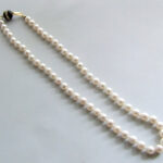 Parelcollier met gouden slot