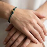 Donker groene armband met gouden kubus