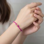 Roze armband met gouden kubus