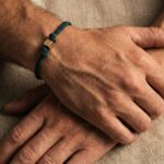 Donker groene armband met gouden kubus