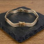 Christian gouden slavenarmband golvend model