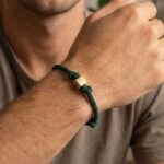 Donker groene armband met gouden kubus