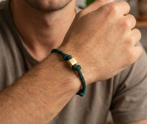 Donker groene armband met gouden kubus