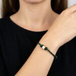 Donker groene armband met gouden kubus