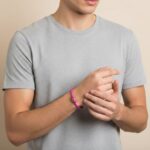 Roze armband met gouden kubus