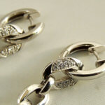 14 karaat wit gouden oorbellen met parel en diamant