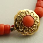 Bloedkoraal collier met gouden sluiting