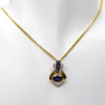 Gouden collier met saffier hanger