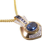 Gouden collier met saffier hanger