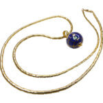 Gouden collier met wereldbol