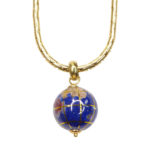 Gouden collier met wereldbol