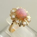 Geel gouden ring met opaal en diamant