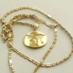 Gouden collier met wereldkaart hanger