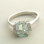 Wit gouden ring met aquamarijn en diamant