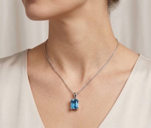 Wit gouden hanger met topaas