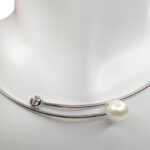 Wit gouden spang met diamant en parel