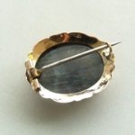 gouden broche met labradoriet