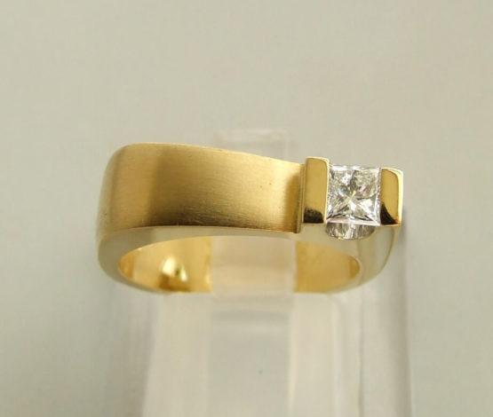 18 karaat gouden ring met Princes diamant