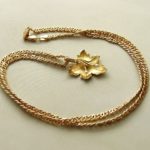 Geel gouden collier met hanger herfst blad