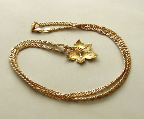 Geel gouden collier met hanger herfst blad