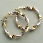 14 karaat Christian bicolor gouden gedraaide oorbellen