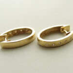 14 karaat gouden oorbellen met diamant