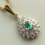 Gouden collier en hanger met smaragd en diamant