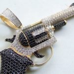 Geel gouden pistool hanger met zirkonia