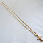 Gouden collier met kruishanger