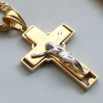 Gouden collier met kruishanger