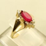 14 karaat gouden ring met robijn