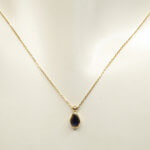 Gouden ketting met saffier hanger