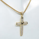 14 karaat geel gouden zirkonia kruis