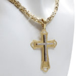 14 karaat bicolor gouden kruis met zirkonia