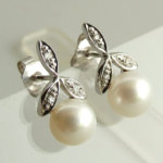 14 karaat wit gouden oorbellen met diamant en parel
