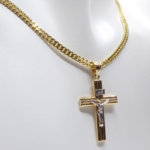 Wit en geel gouden kruis met korpus