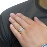 Bicolor gouden cachet ring met reliëf