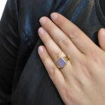 Geel gouden zegelring met roze lagensteen