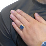 Gouden blauwe lagensteen cachet ring